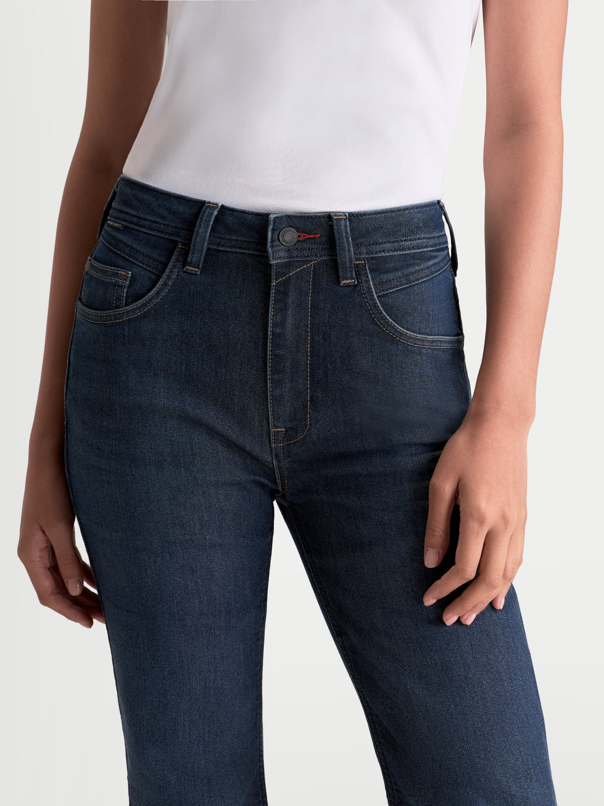 Alpinestars Stella Flex Ast 7 Denim Pantaloni, jeans da moto da donna in denim blu scuro, vista ravvicinata della struttura a cinque tasche e della vestibilità in vita indossati da una modella