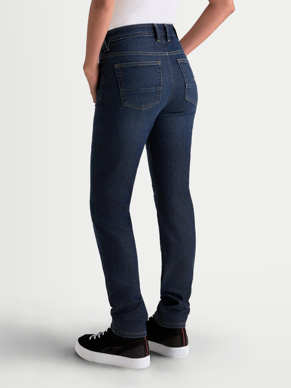 Alpinestars Stella Flex Ast 7 Denim Pantaloni, jeans da moto urban da donna in blu scuro, vista posteriore con struttura in denim monostrato e tasche posteriori su una modella