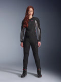 Alpinestars Stella Troop-Air Pants, pantaloni da moto da donna neri, con pannelli in rete e tasche con cerniera, abbinati a una giacca in rete coordinata nera e grigia con accenti rosa e stivali da moto neri, outfit da motociclismo urbano completo.