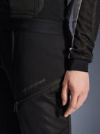 Alpinestars Stella Troop-Air Pants, pantaloni da moto da donna, nero, primo piano della zona dell'anca con pannelli di ventilazione in rete, tasca anteriore con cerniera e marchio in rilievo, abbigliamento tecnico da moto estivo.