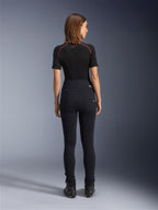 Alpinestars Stella Flex-Ast Leggings, leggings da moto da donna, nero, vista posteriore con vestibilità slim a vita alta, indossati con top nero a maniche corte e stivali da moto neri, abbigliamento urban riding