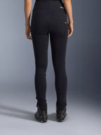 Alpinestars Leggings Stella Flex-Ast, leggings da moto da donna, nero, vista posteriore con tasche posteriori e vestibilità slim, indossati con stivali da moto neri, stile urban riding
