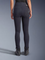 Alpinestars Stella Flex-AST Leggings, pantaloni da moto urbani, nero, vista posteriore con vestibilità skinny a vita alta, due tasche posteriori funzionali con branding discreto, materiale tessile elasticizzato, indossati con scarpe da moto nere.