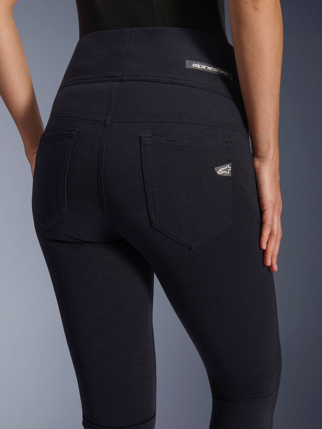 Alpinestars Stella Flex-AST Leggings, pantaloni da moto da donna, nero, vista posteriore ravvicinata che mette in evidenza il design a vita alta, due tasche posteriori funzionali e loghi Alpinestars sulla tasca e sulla cintura.
