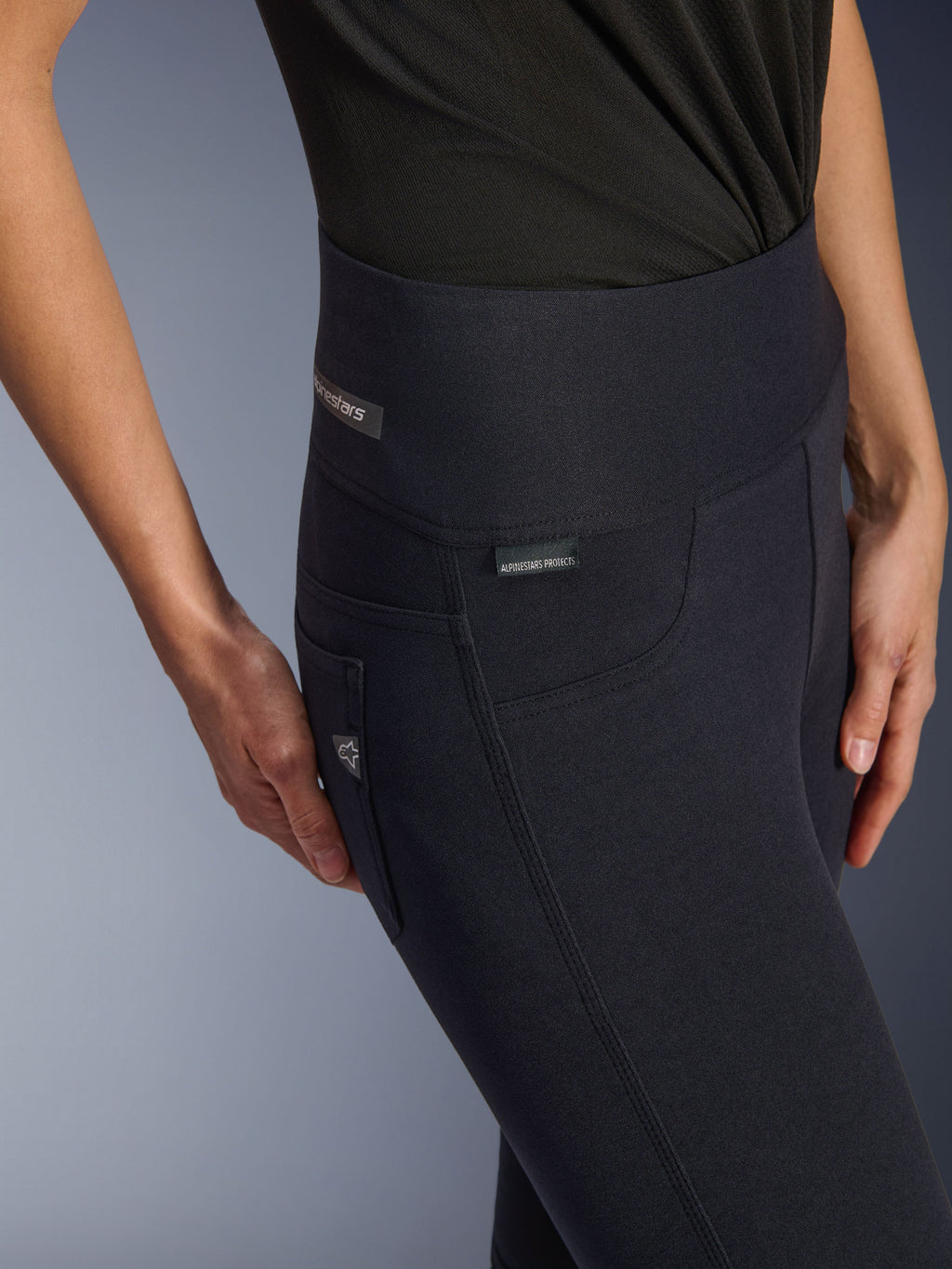 Alpinestars Leggings Stella Flex-Ast, leggings da moto da donna, nero, primo piano del girovita alto e della zona dei fianchi con etichette del brand discrete, design urbano elegante per la guida su strada