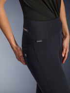 Alpinestars Woman Stella Flex-AST Leggings, pantaloni da moto neri a vita alta, primo piano della zona del fianco con etichetta jacquard, cuciture laterali con tripla impuntura e dettaglio della tasca ispirato al denim, abbigliamento urban riding per donna