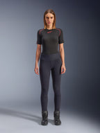 Alpinestars Stella Flex-Ast Leggings, leggings da moto da donna, nero, indossati con top a maniche corte nero con dettagli rossi e stivali da moto neri, abbigliamento da guida urban contemporaneo slim-fit, vista frontale