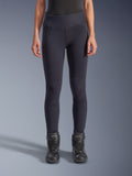 Alpinestars Stella Flex-AST Leggings Short da donna, leggings da moto neri, vestibilità skinny a vita alta con pannelli a fisarmonica sulle ginocchia, indossati con stivali da moto Alpinestars neri, abbigliamento da guida urbana