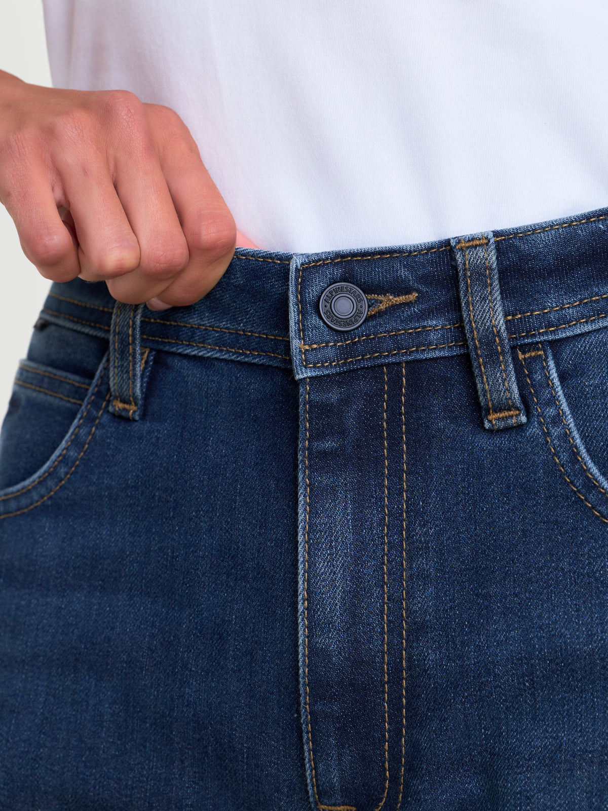 Alpinestars Stella Flex Ast 5 Denim Pantaloni, jeans da moto urbani da donna, blu lavato, primo piano della cintura, chiusura con bottone e costruzione in denim elasticizzato monostrato indossati da una modella