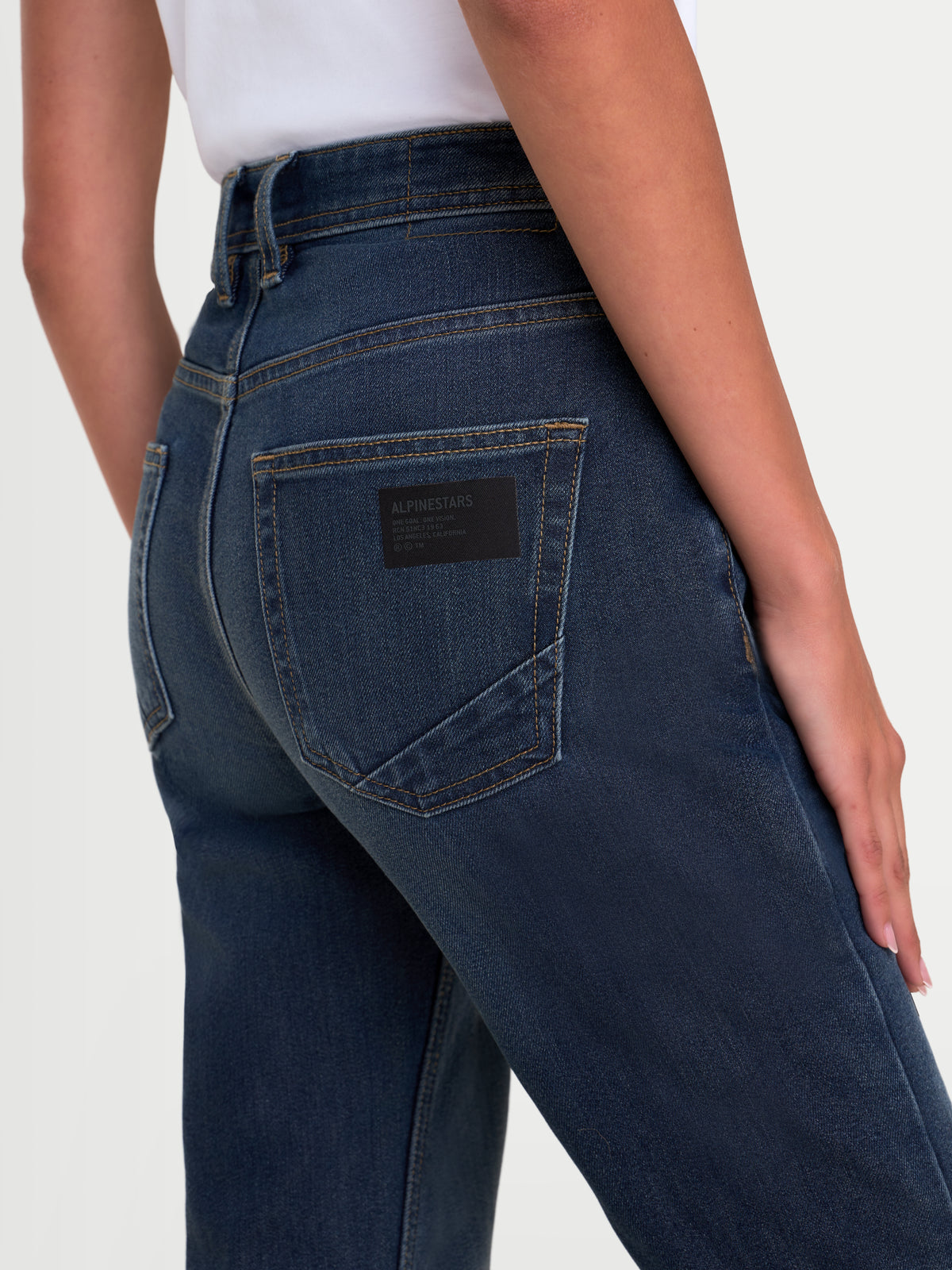 Alpinestars Stella Flex Ast 5 Denim Pantaloni, jeans da moto urban da donna in blu lavato, vista posteriore con struttura in denim elasticizzato monostrato, vita posteriore rialzata e dettaglio con etichetta del marchio sulla tasca posteriore indossati da una modella