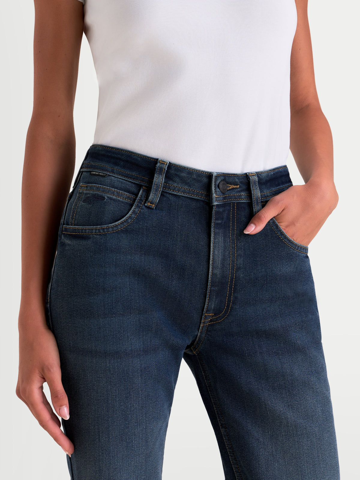 Alpinestars Stella Flex Ast 5 Denim Pantaloni, jeans da moto urbani da donna in denim blu lavato, primo piano della vita e dei dettagli delle tasche indossati da una modella