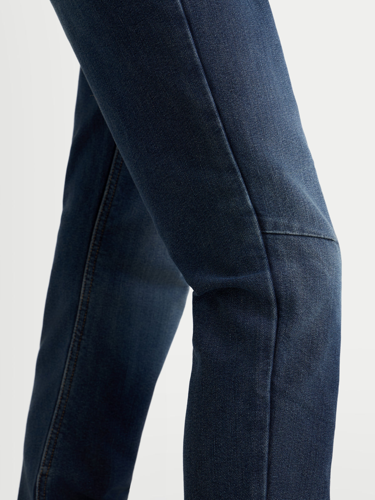 Alpinestars Stella Flex Ast 5 Denim Pantaloni, jeans da moto urbani da donna, blu indaco slavato, primo piano che mostra la struttura in denim stretch monostrato e la protezione flessibile sulle ginocchia