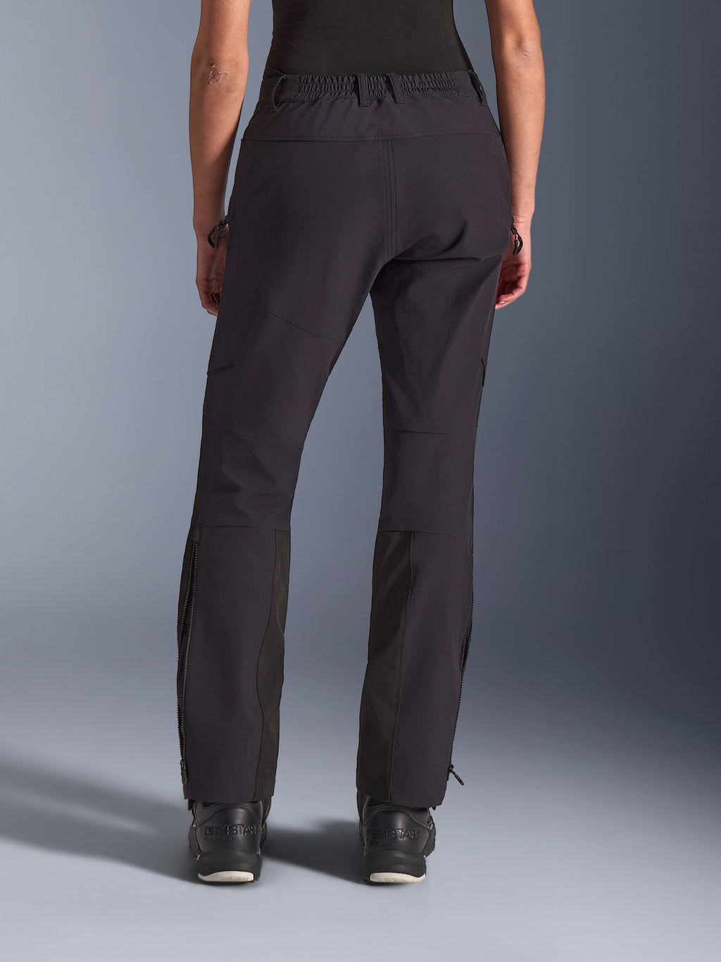 Pantaloni Alpinestars Stella Flex-AST Explorer, pantaloni da moto da donna, nero, vista posteriore con costruzione in tessuto elasticizzato e rinforzi in ripstop sulla seduta, tasche cargo laterali con cerniera e cerniere verticali sulla parte inferiore della gamba, progettati per l'adventure riding.