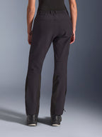 Pantaloni Alpinestars Stella Flex-AST Explorer, pantaloni da moto da donna, nero, vista posteriore con costruzione in tessuto elasticizzato e rinforzi in ripstop sulla seduta, tasche cargo laterali con cerniera e cerniere verticali sulla parte inferiore della gamba, progettati per l'adventure riding.