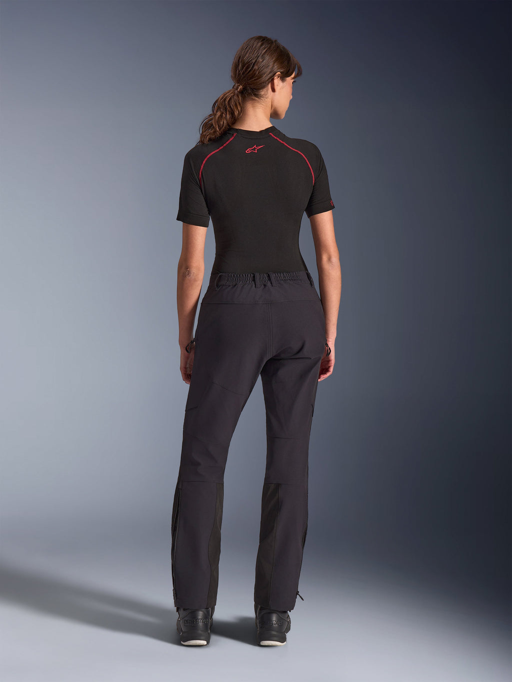 Pantaloni Alpinestars Stella Flex-AST Explorer da donna, nero, vista posteriore, pantaloni da avventura con struttura in tessuto elasticizzato e rinforzi in ripstop su seduta e ginocchia, zip sul fondo gamba e design femminile sagomato.