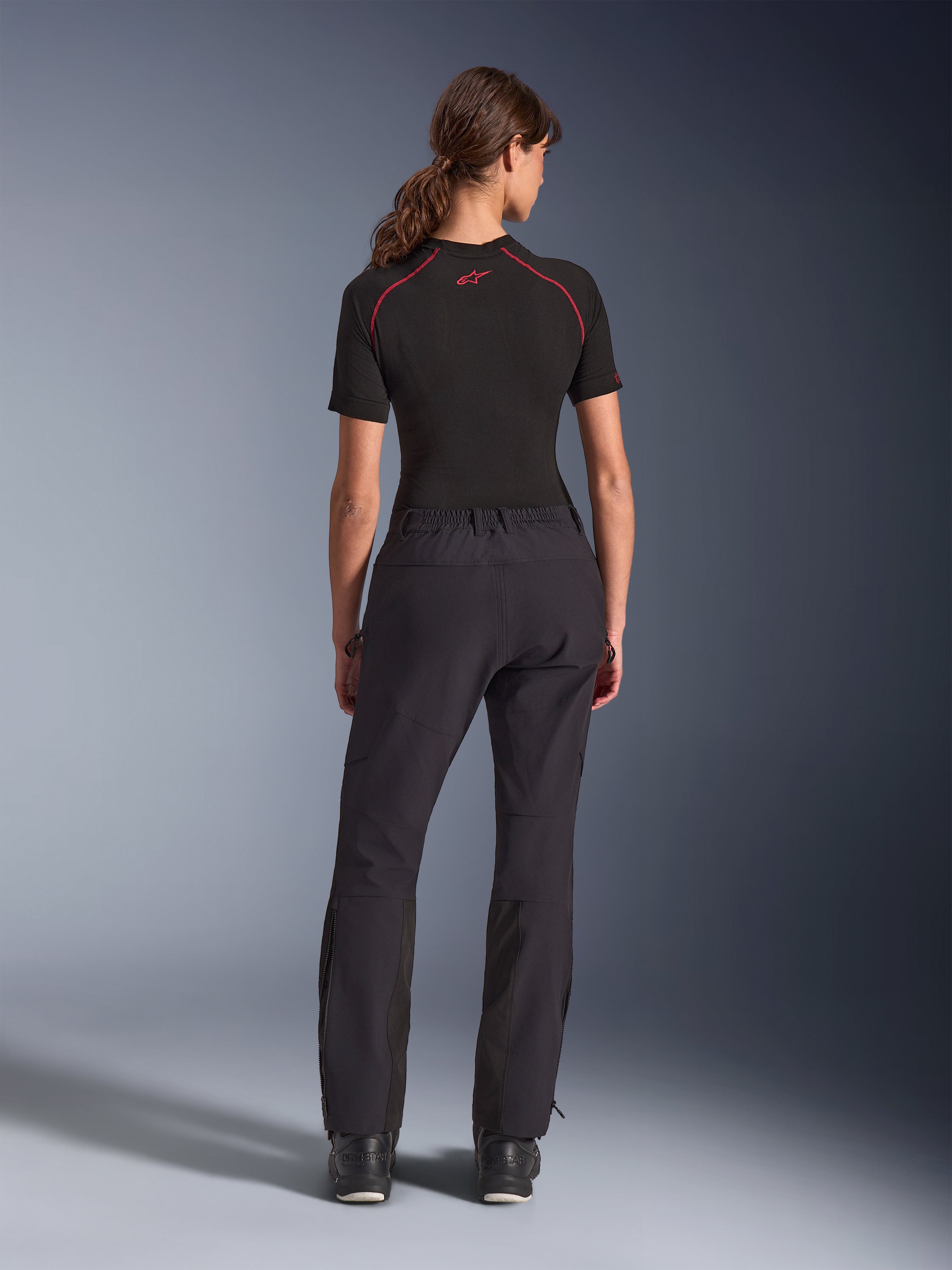 Pantaloni Alpinestars Stella Flex-AST Explorer da donna, nero, vista posteriore, pantaloni da avventura con struttura in tessuto elasticizzato e rinforzi in ripstop su seduta e ginocchia, zip sul fondo gamba e design femminile sagomato.