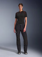 Pantaloni Alpinestars Stella Flex-AST Explorer, pantaloni da moto adventure da donna, neri, indossati con base layer e stivali neri Alpinestars, con pannelli rinforzati in ripstop sulle ginocchia e costruzione in tessuto elasticizzato traspirante.