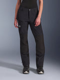 Pantaloni Alpinestars Stella Explore AST, pantaloni da moto adventure da donna, neri, con rinforzi in ripstop sulle ginocchia, tasca cargo con cerniera sulla coscia e logo 'Terra', indossati con stivali neri, design profilato per adventure touring e guida su strada.