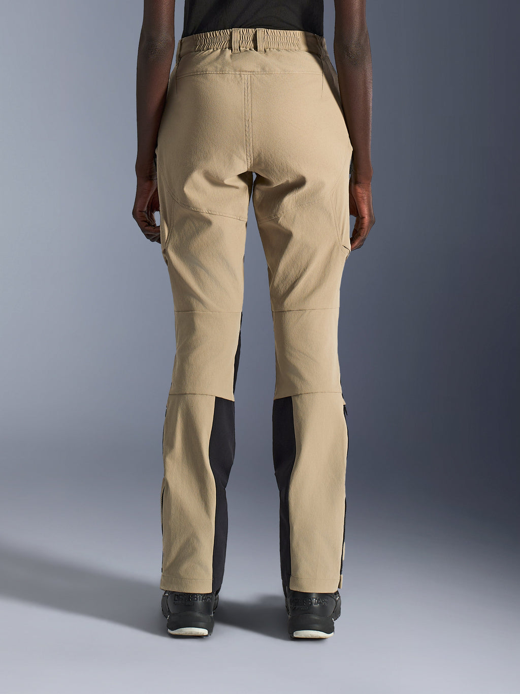 Pantaloni Alpinestars Stella Flex-AST Explorer, pantaloni da moto da donna, sabbia e nero, vista posteriore che mostra la costruzione in ripstop elasticizzato, girovita elasticizzato e pannelli rinforzati sulla seduta, abbigliamento adventure touring