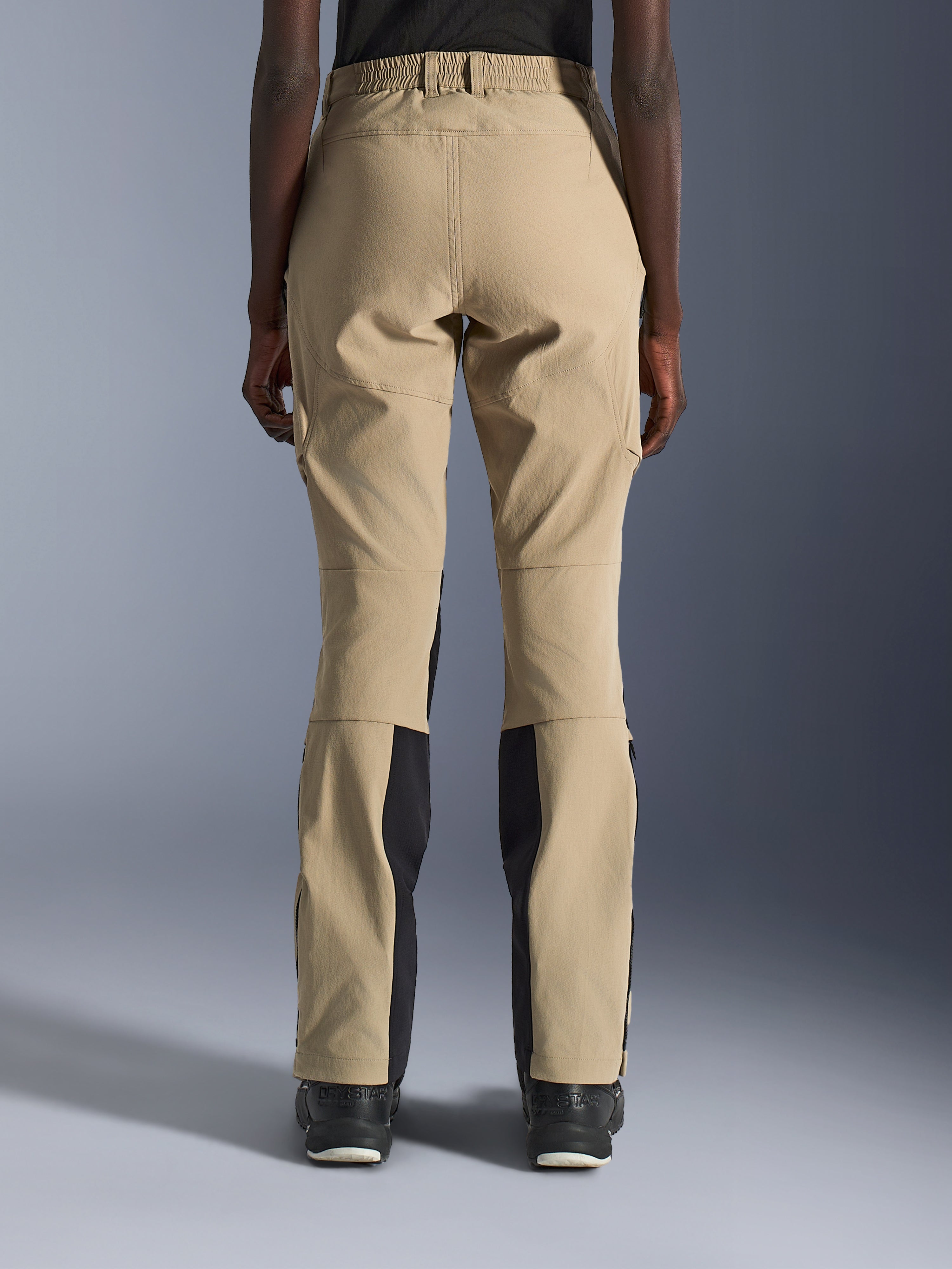 Pantaloni Alpinestars Stella Flex-AST Explorer, pantaloni da moto da donna, sabbia e nero, vista posteriore che mostra la costruzione in ripstop elasticizzato, girovita elasticizzato e pannelli rinforzati sulla seduta, abbigliamento adventure touring
