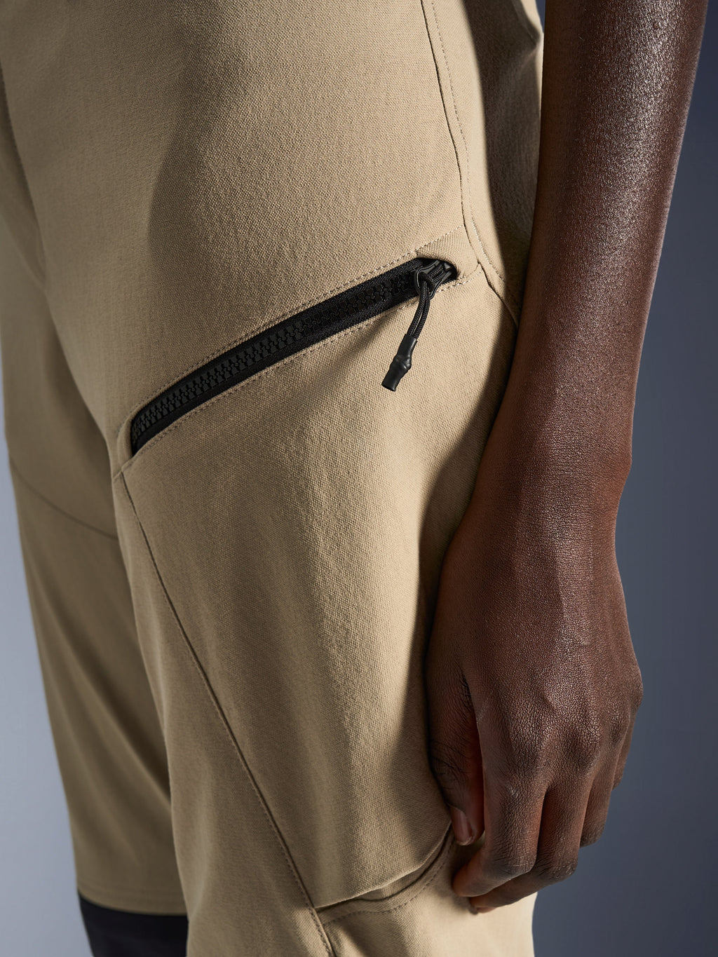 Pantaloni Alpinestars Stella Flex-AST Explorer da donna in colore Sand, primo piano della zona dell'anca e della coscia con tasca cargo diagonale con cerniera nera e tessuto ripstop resistente