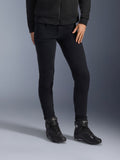 Alpinestars Daisy V3 Women's Riding Denim, Rinse Black, jeans da moto vestibilità slim, abbinati a stivali da moto alti neri e felpa con zip, stile urbano monocromatico elegante