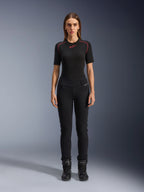 Alpinestars Leggings Banshee Donna, leggings da moto neri, vestibilità anatomica aderente, indossati da una modella con base layer nero e stivali da moto, con pannelli a costine sulle ginocchia e struttura a vita alta per la guida urbana
