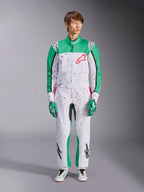 Tuta Alpinestars KMX-9 V3 Graphic 6, bianco, verde e rosso, tuta da karting intera con motivo grafico splatter nero, pannelli verdi su maniche e gambe, logo Alpinestars rosso sul petto, indossata con guanti e scarpe da corsa abbinati