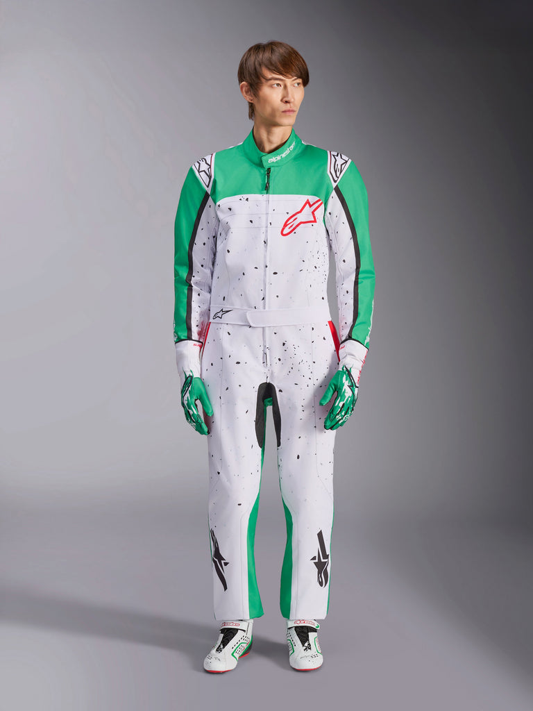 Tuta Alpinestars KMX-9 V3 Graphic 6, bianco, verde e rosso, tuta da karting intera con motivo grafico splatter nero, pannelli verdi su maniche e gambe, logo Alpinestars rosso sul petto, indossata con guanti e scarpe da corsa abbinati