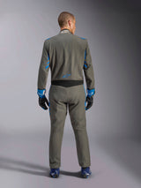 Tuta Alpinestars GP Race V3 FIA, vista posteriore, Blu Antracite con vivaci dettagli blu su braccia e spalle, logo a stella blu sulla parte bassa della schiena, indossata con guanti da corsa abbinati e scarpe blu, tuta professionale per gare automobilistiche