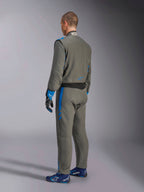 Alpinestars GP Race V3 Suit FIA, tuta da corsa auto, Anthracite Blue, vista posteriore del modello che indossa la tuta intera grigia con accenti blu, guanti e scarpe da corsa blu coordinati, design professionale per motorsport