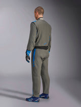 Alpinestars GP Race V3 Suit FIA, tuta da corsa auto, Anthracite Blue, vista posteriore del modello che indossa la tuta intera grigia con accenti blu, guanti e scarpe da corsa blu coordinati, design professionale per motorsport