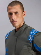 Alpinestars GP Race V3 Suit FIA, tuta da corsa auto blu antracite, primo piano di un modello che mostra il design superiore della tuta con spalline blu e loghi Alpinestars bianchi, equipaggiamento professionale da motorsport