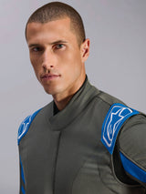 Alpinestars GP Race V3 Suit FIA, tuta da corsa auto blu antracite, primo piano di un modello che mostra il design superiore della tuta con spalline blu e loghi Alpinestars bianchi, equipaggiamento professionale da motorsport