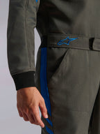 Alpinestars GP Race V3 Suit FIA, tuta da corsa automobilistica blu antracite, dettaglio ravvicinato della zona vita con cintura regolabile e logo ricamato, tasca laterale e polsino a coste nero