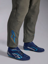 Tuta Alpinestars GP Race V3 FIA, tuta da corsa auto color Anthracite Blue, primo piano della parte inferiore delle gambe con logo Astars ricamato in blu sulla caviglia, abbinata a stivali da gara blu navy e ciano, abbigliamento protettivo professionale per motorsport
