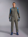 Alpinestars GP Race V3 Suit FIA, tuta da corsa auto in Anthracite Blue, indossata con guanti e scarpe da racing coordinati, con spalline e strisce sulle maniche blu acceso, dettagli del logo Alpinestars, protezione professionale per motorsport per competizioni su circuito