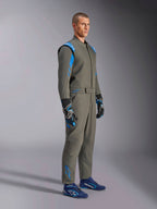 Tuta Alpinestars GP Race V3 FIA in Antracite Blu, tuta intera da corsa indossata da un modello, caratterizzata da accenti blu brillante su spalle e caviglie, abbinata a guanti da corsa coordinati e scarpe da corsa blu, equipaggiamento professionale per motorsport.