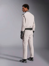 Tuta Alpinestars GP Race V3 FIA, tuta da corsa Silver Anthracite, vista laterale e posteriore, indossata con guanti e stivali da corsa neri, con accenti grigio scuro su vita e spalle, abbigliamento protettivo professionale per automobilismo.