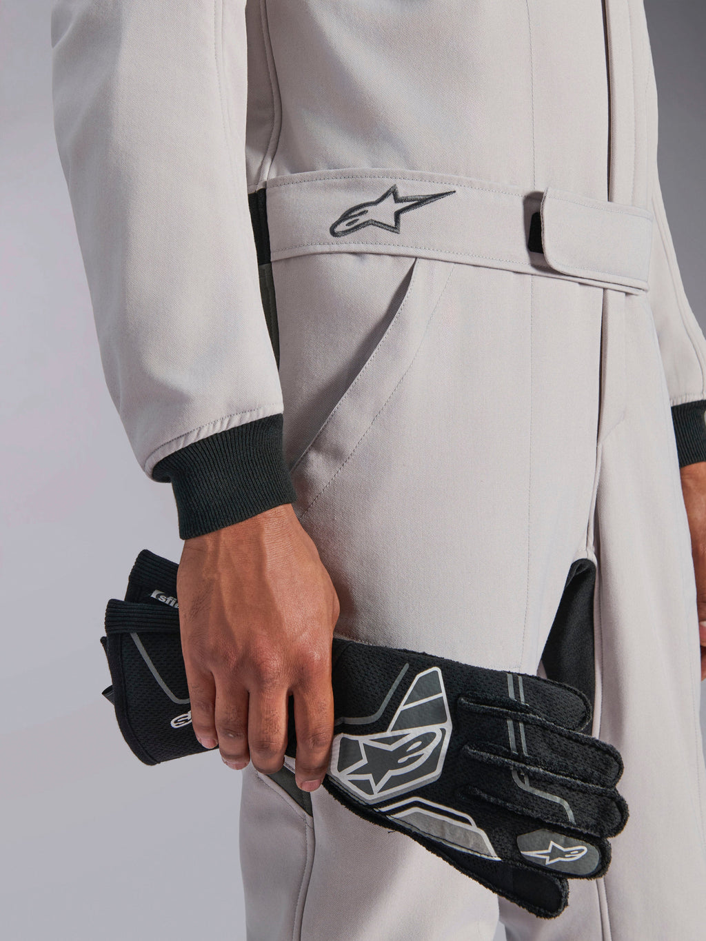 Alpinestars GP Race V3 Suit FIA, tuta da auto, Argento Antracite, con guanti da corsa neri, dotata di vita regolabile con cintura e logo a stella ricamato, polsini a coste neri, design motorsport pulito e professionale