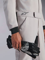 Alpinestars GP Race V3 Suit FIA, tuta da auto, Argento Antracite, con guanti da corsa neri, dotata di vita regolabile con cintura e logo a stella ricamato, polsini a coste neri, design motorsport pulito e professionale