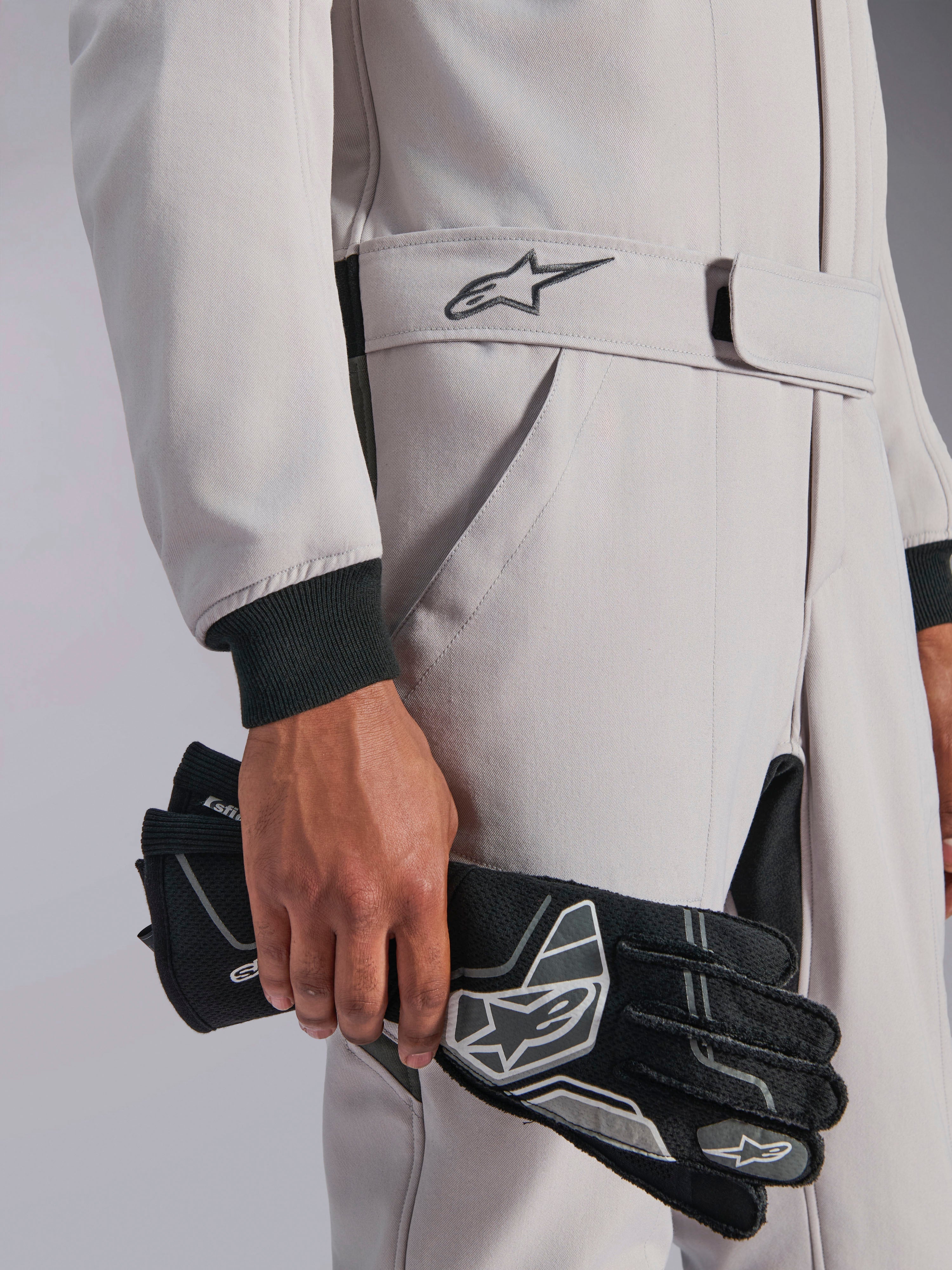 Alpinestars GP Race V3 Suit FIA, tuta da auto, Argento Antracite, con guanti da corsa neri, dotata di vita regolabile con cintura e logo a stella ricamato, polsini a coste neri, design motorsport pulito e professionale