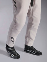 Alpinestars GP Race V3 Suit FIA, tuta da corsa Silver Anthracite, dettaglio della parte inferiore delle gambe e stivaletti da corsa neri, con logo Astars nero sul polpaccio, abbigliamento professionale da motorsport con polsini a coste