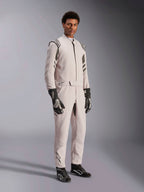Alpinestars Tuta GP Race V3 FIA, tuta da corsa Silver Anthracite, tuta intera da pilota con spalline e cintura in vita, indossata con guanti e stivali da corsa coordinati neri e bianchi, design elegante per automobilismo professionale