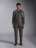 Alpinestars Tuta GP Race V3 FIA, tuta da auto, nero e argento, vista frontale del pilota con attrezzatura da gara completa inclusi guanti e stivali, design professionale per motorsport con logo Alpinestars sulle spalle e sulla cintura
