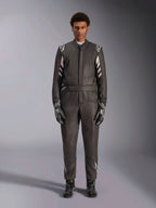 Alpinestars Tuta GP Race V3 FIA, tuta da auto, nero e argento, vista frontale del pilota con attrezzatura da gara completa inclusi guanti e stivali, design professionale per motorsport con logo Alpinestars sulle spalle e sulla cintura