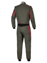 Tuta Alpinestars GP Race V3 FIA, tuta per automobilismo, antracite rosso, vista posteriore in tessuto grigio scuro con accenti a strisce rosse su spalle e maniche, pannello elasticizzato nero in vita, logo a stella rosso sulla parte bassa della schiena, protezione professionale per il motorsport