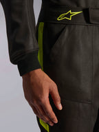 Alpinestars Tuta GP Race V3 FIA, tuta da pilota, nero e giallo fluo, vista ravvicinata della cintura regolabile con logo a stella giallo, polsino a coste e dettaglio della banda laterale, abbigliamento professionale da motorsport