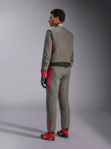 Alpinestars GP Race V3 Suit FIA, tuta da corsa grigio antracite e rosso, vista posteriore del modello che indossa la tuta a due strati, accenti rossi su spalle e gambe, abbinata a guanti e stivali coordinati, equipaggiamento professionale per gare automobilistiche