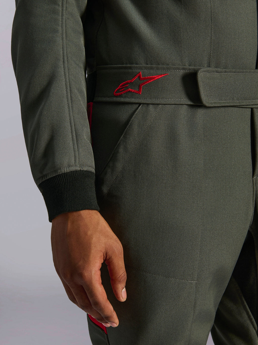 Alpinestars GP Race V3 Suit FIA, tuta da auto, Antracite Rosso, primo piano della cintura regolabile in vita con logo ricamato rosso e polsino della manica a coste nero su tessuto twill testurizzato